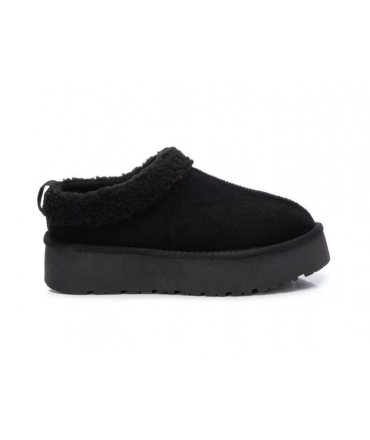 XTI Zapato de felpa vegano acolchado pelo sintético negro con suela gruesa eco negra