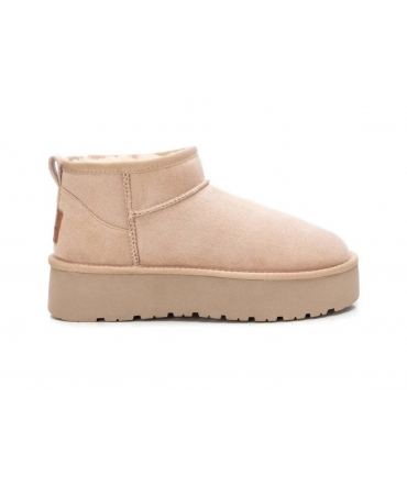 XTI Low beige Kunstfell-Stiefeletten, gepolstertes, bequemes Slip-On-Modell aus veganem Plüsch